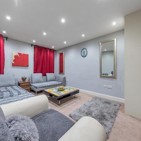 Elegant And Chic 2-Bedroom Basement Apartment In Paddington 伦敦 外观 照片