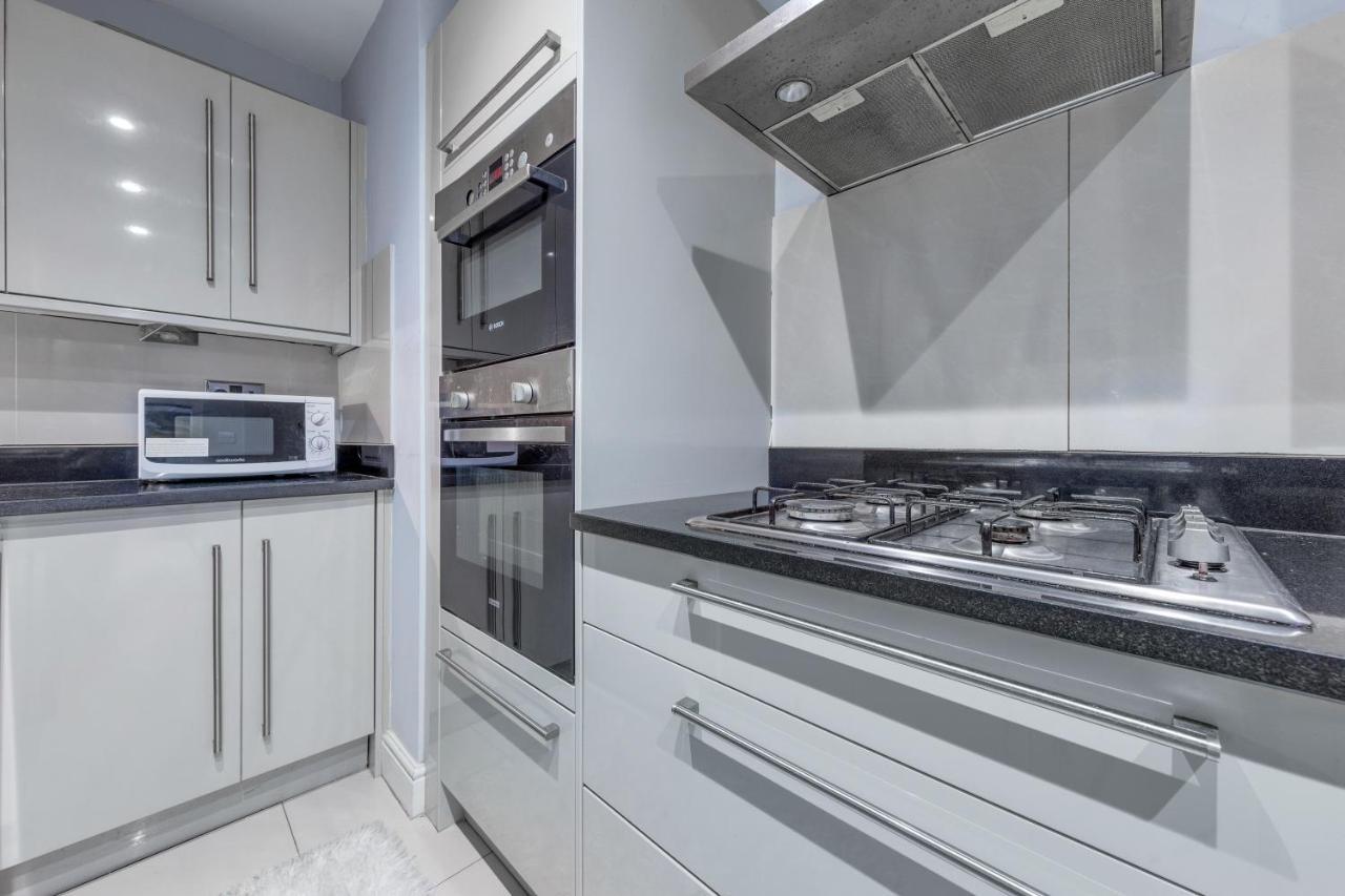 Elegant And Chic 2-Bedroom Basement Apartment In Paddington 伦敦 外观 照片