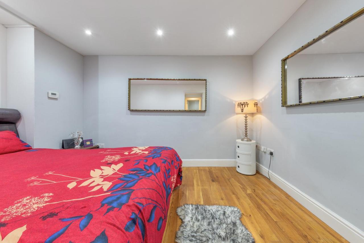 Elegant And Chic 2-Bedroom Basement Apartment In Paddington 伦敦 外观 照片