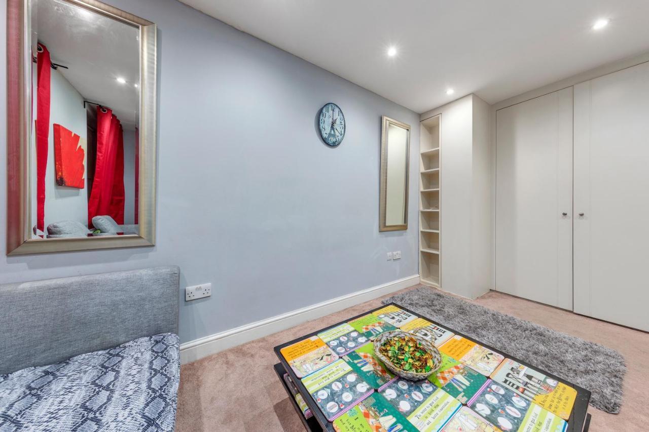 Elegant And Chic 2-Bedroom Basement Apartment In Paddington 伦敦 外观 照片