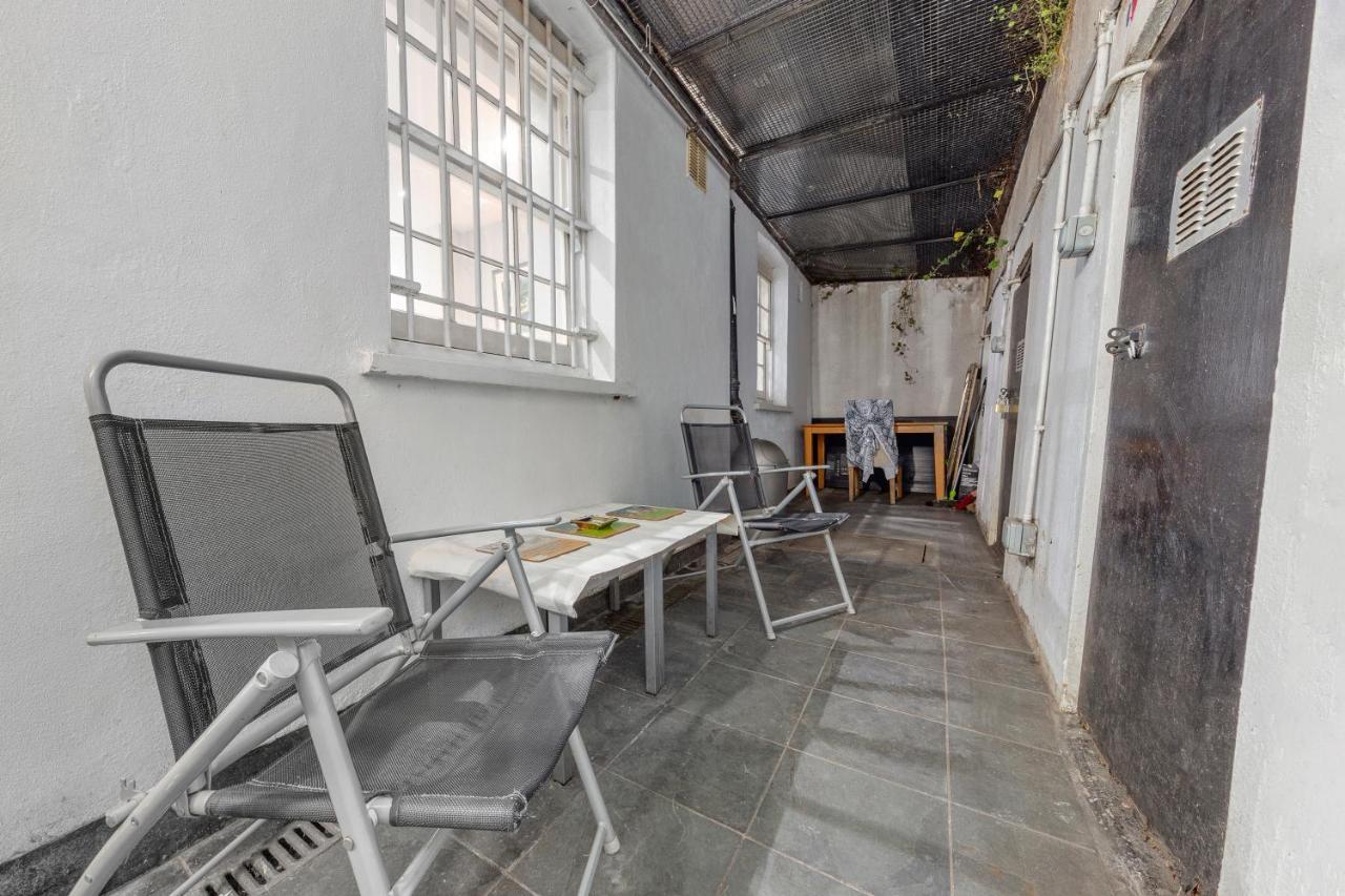 Elegant And Chic 2-Bedroom Basement Apartment In Paddington 伦敦 外观 照片